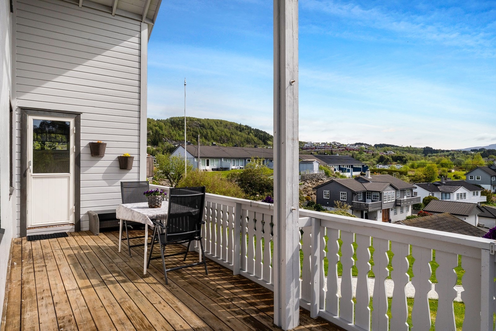 I front av stue og kjøkken er et stort takutstikk som gir ly over deler av terrassen Galleribilde