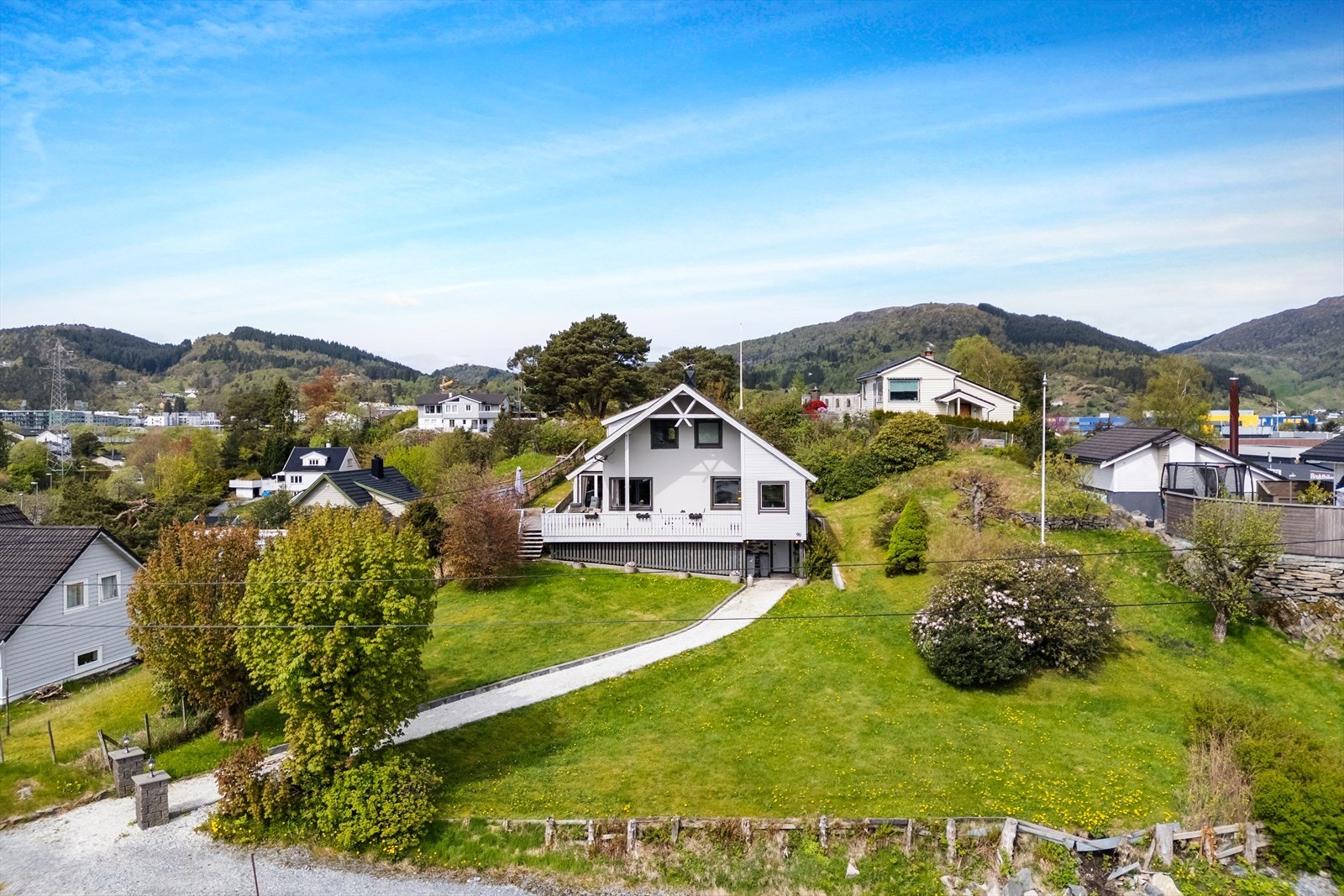 Eiendommen har en solrik beliggenhet og den fikk tilbake ved sin utskillelse i 1950, som et av de 3-4 første husene i Litleåsen, det passende navnet "Soltun" Galleribilde
