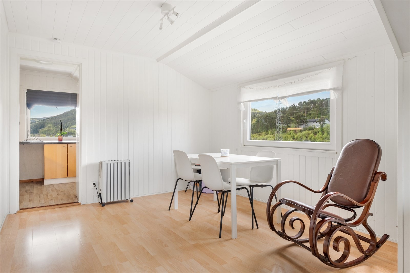 Leiligheten er innredet i lyse og trivelige farger og holder god utleiestandard Galleribilde