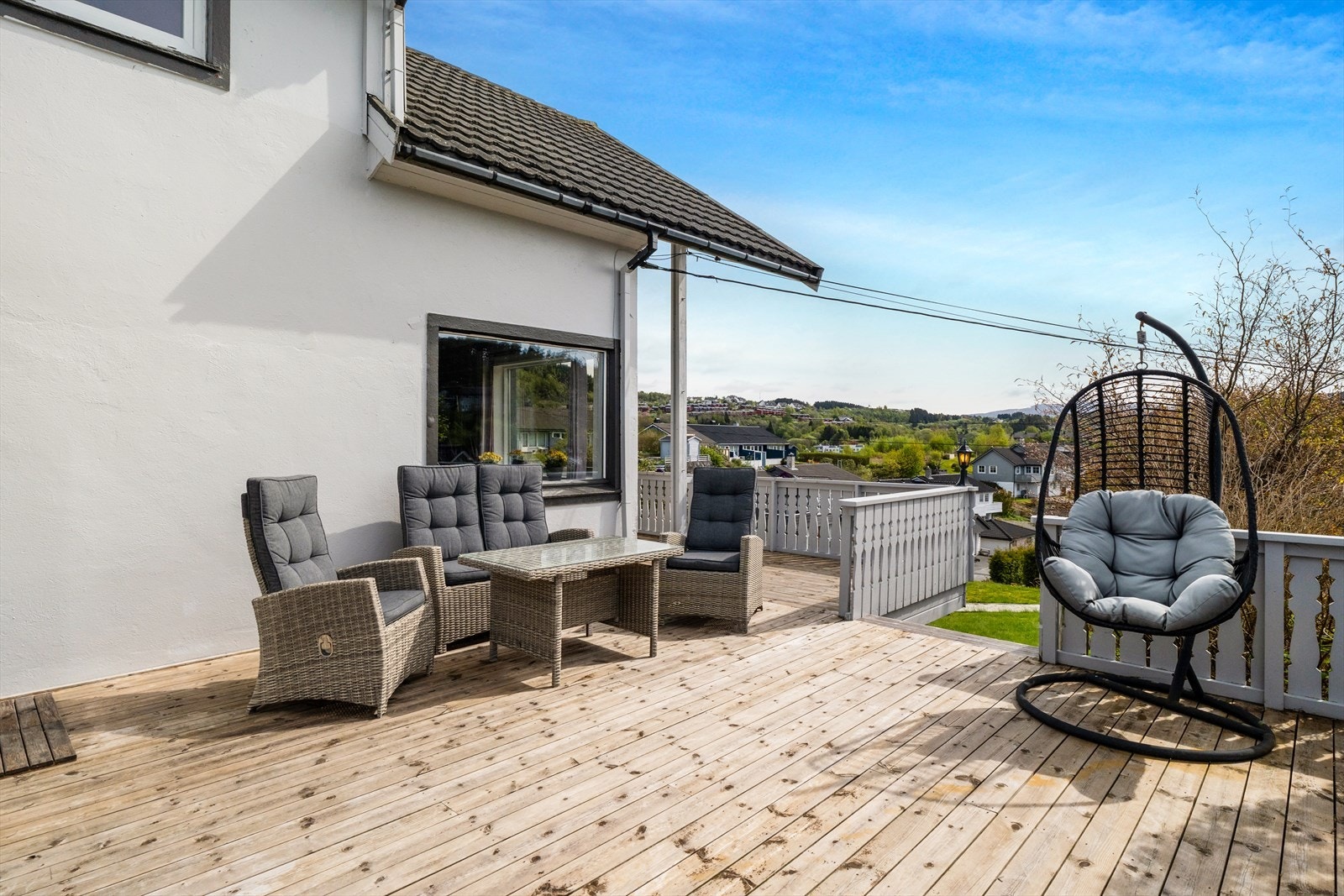 Flott, solrik terrasse som ligger usjenert til og fint vendt mot sørvest Galleribilde