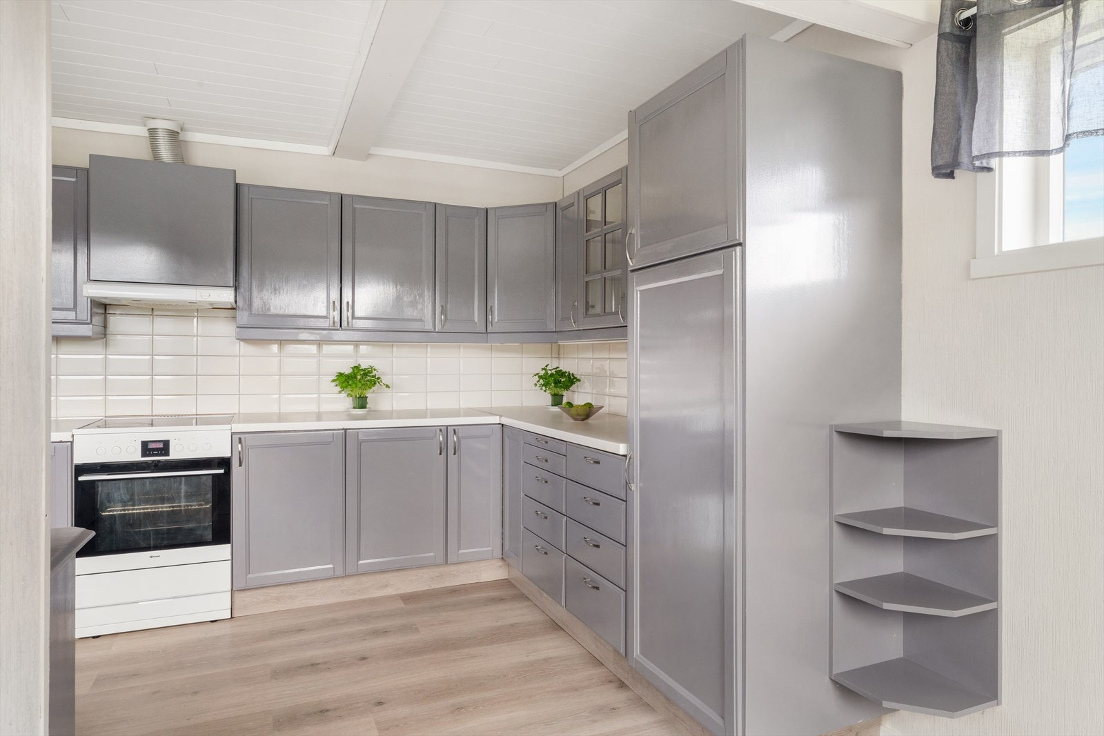 Kjøkkenet har bra med skapplass Galleribilde