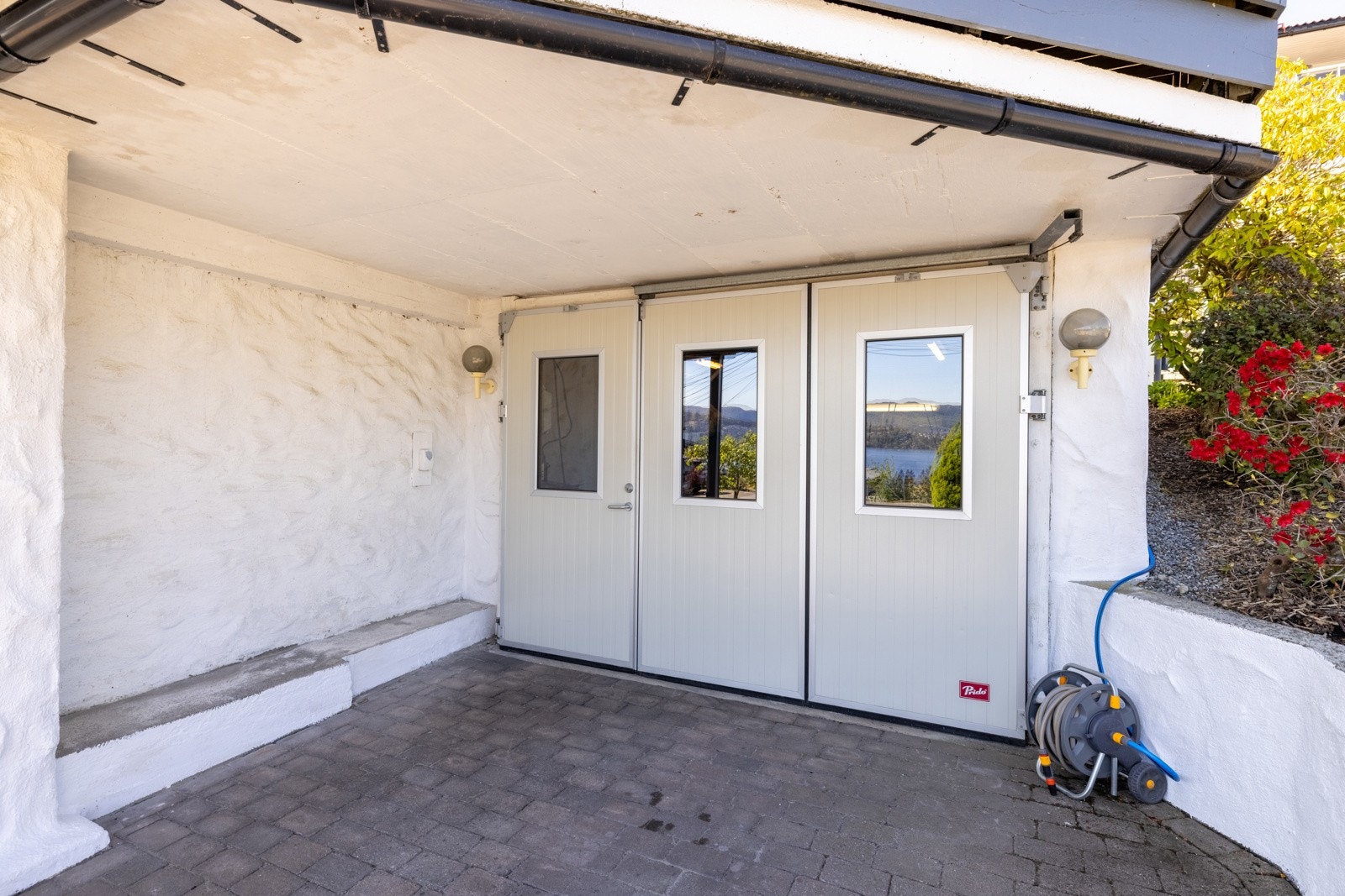 Leddet port til garasjen. Galleribilde