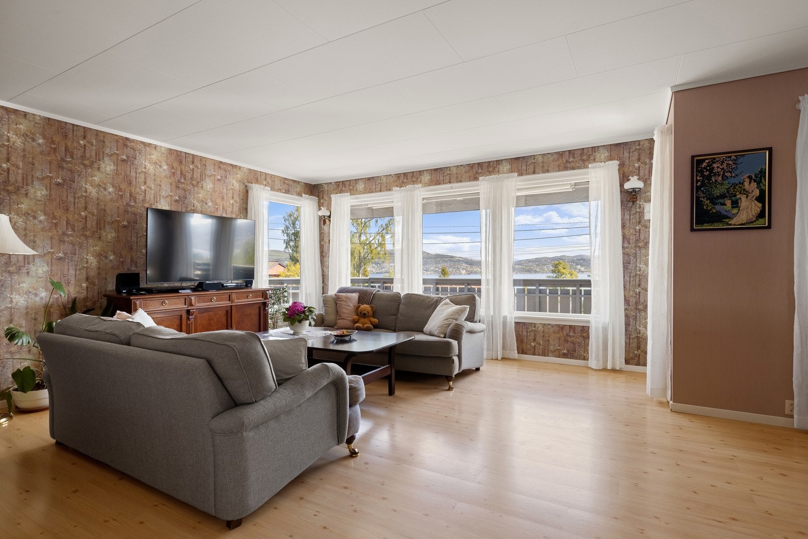 Stuens utforming gjør det enkelt å innrede. Galleribilde