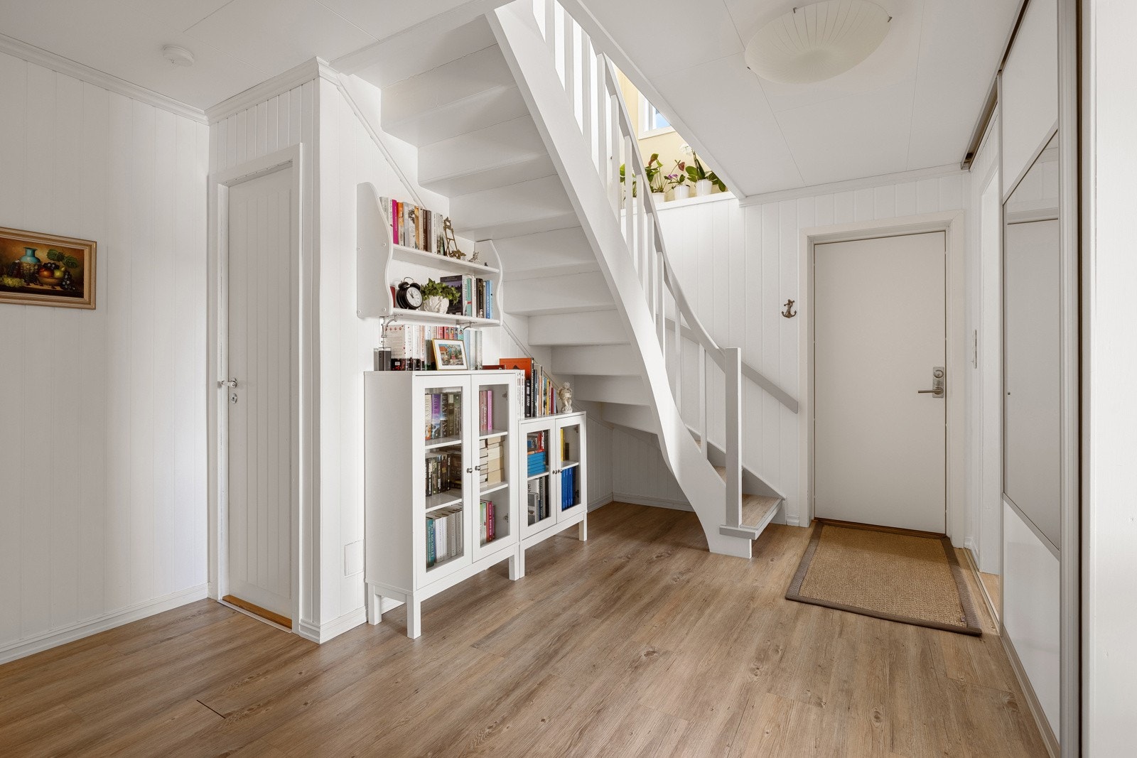 Det er godt med oppbevaringsplass i boligen. Galleribilde