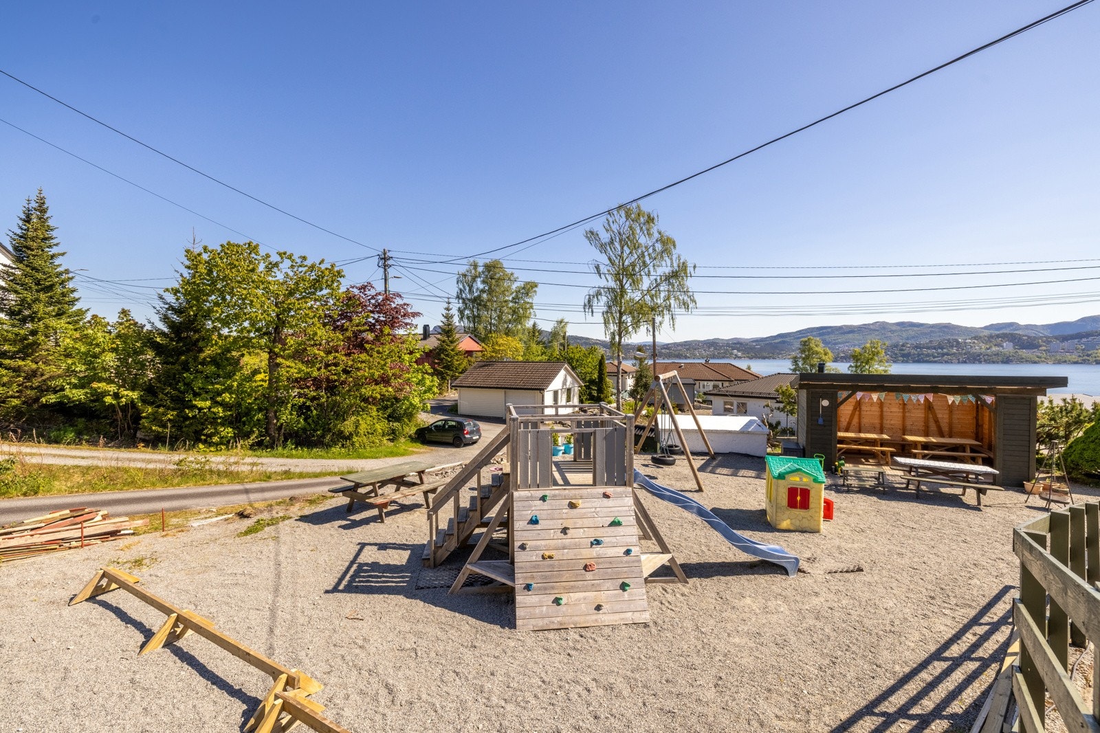 Eiendommen ligger i et stille og trygt område, perfekt for både små og store. Galleribilde