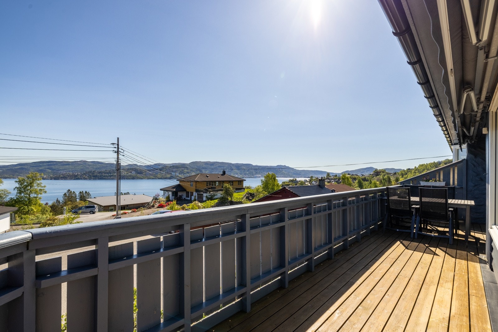 Det er en fantastisk terrasse på forsiden av huset med rikelig av boltreplass. Galleribilde