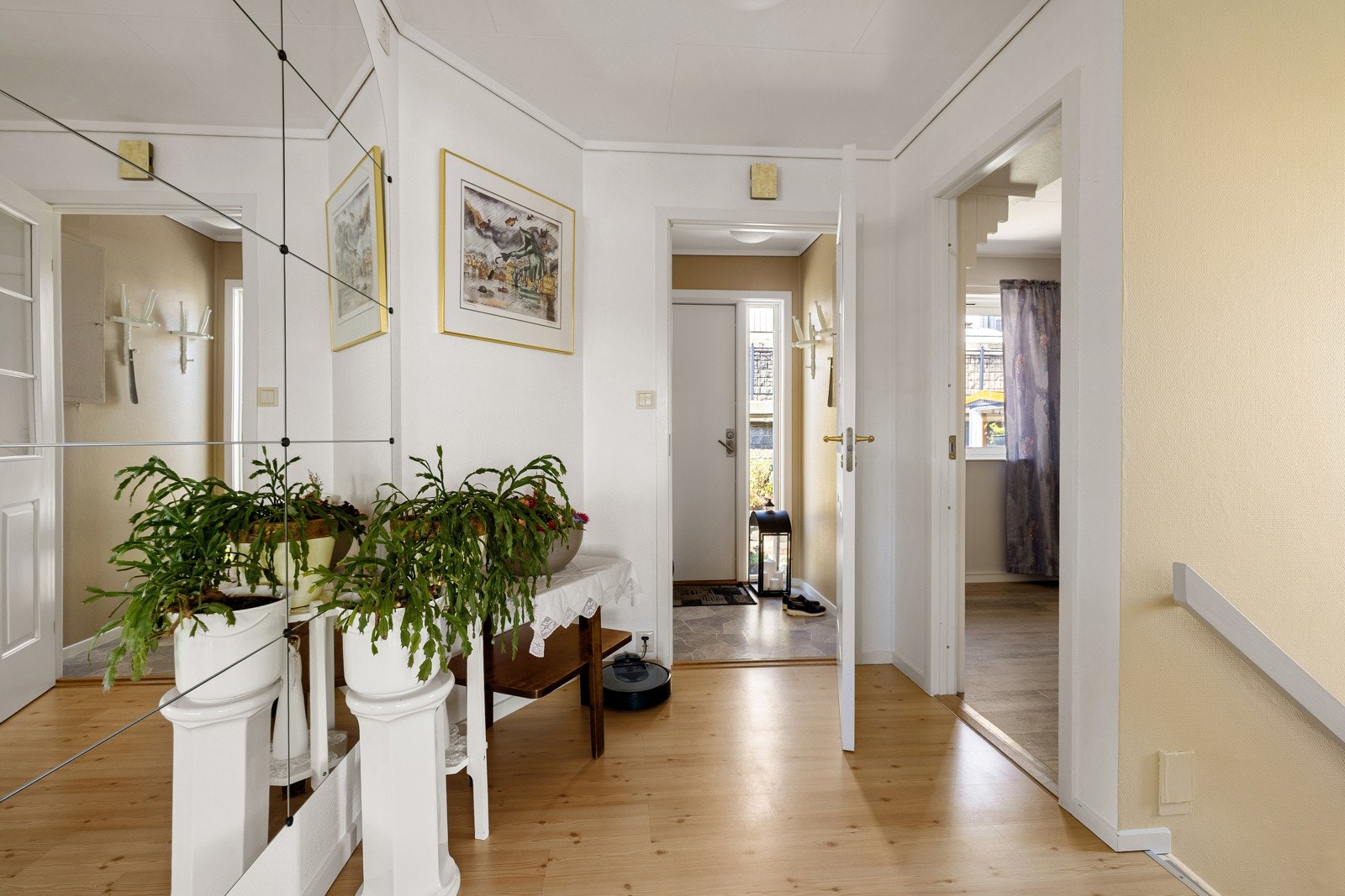 Det er god plass til oppbevaringsmøbler. Galleribilde