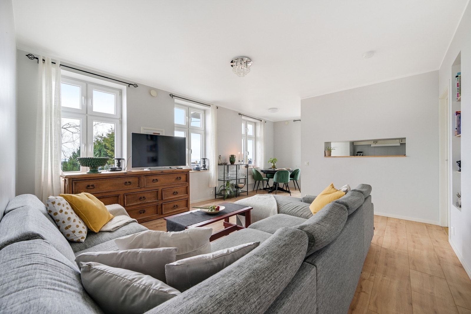 Her ser vi stua/spisestua og serveringsluken til kjøkkenet Galleribilde