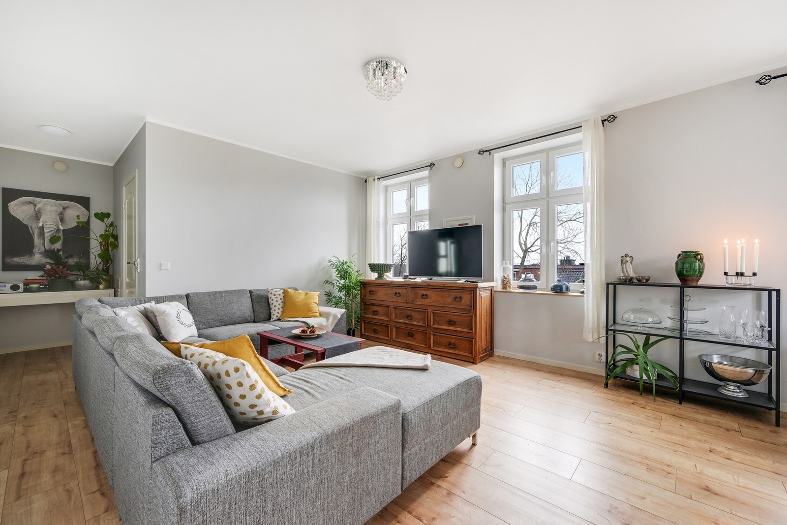 Rett på innsiden finner vi stua som ligger mot fjorden Galleribilde