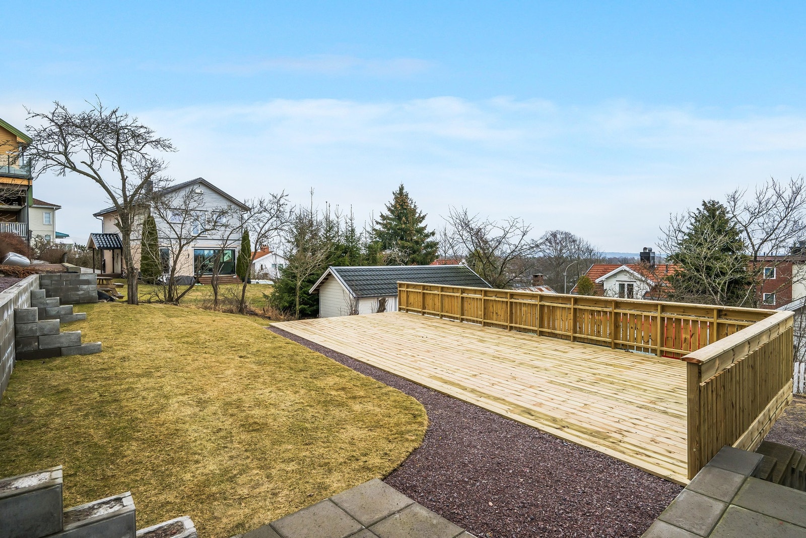 Sameiet har både felles terrasse, plen/hage og parkering til alle tre leiligheter Galleribilde