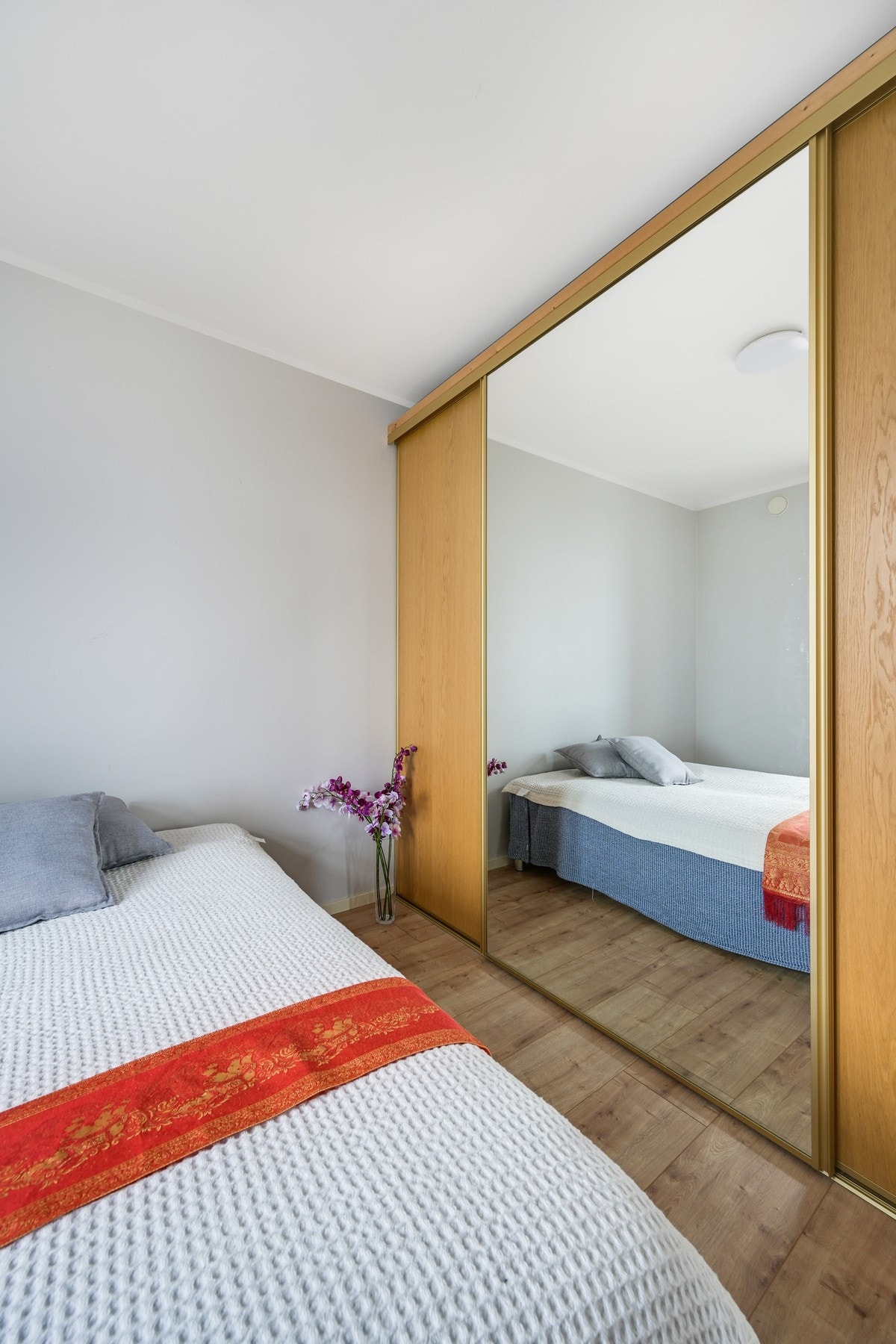 Som vi ser er det godt med skapplass på dette soverommet Galleribilde