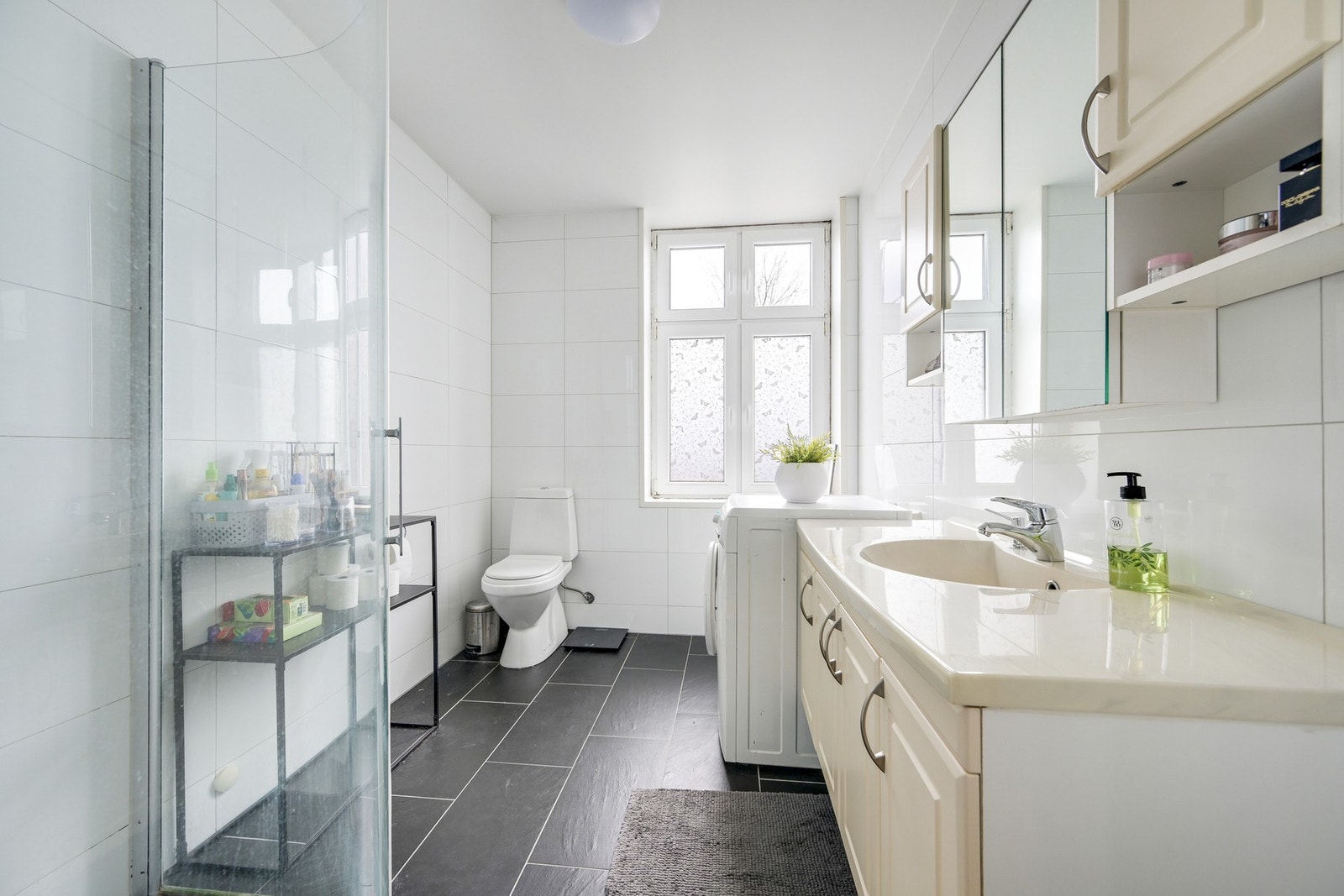 Romslig bad med flislagt gulv og varmekabler Galleribilde