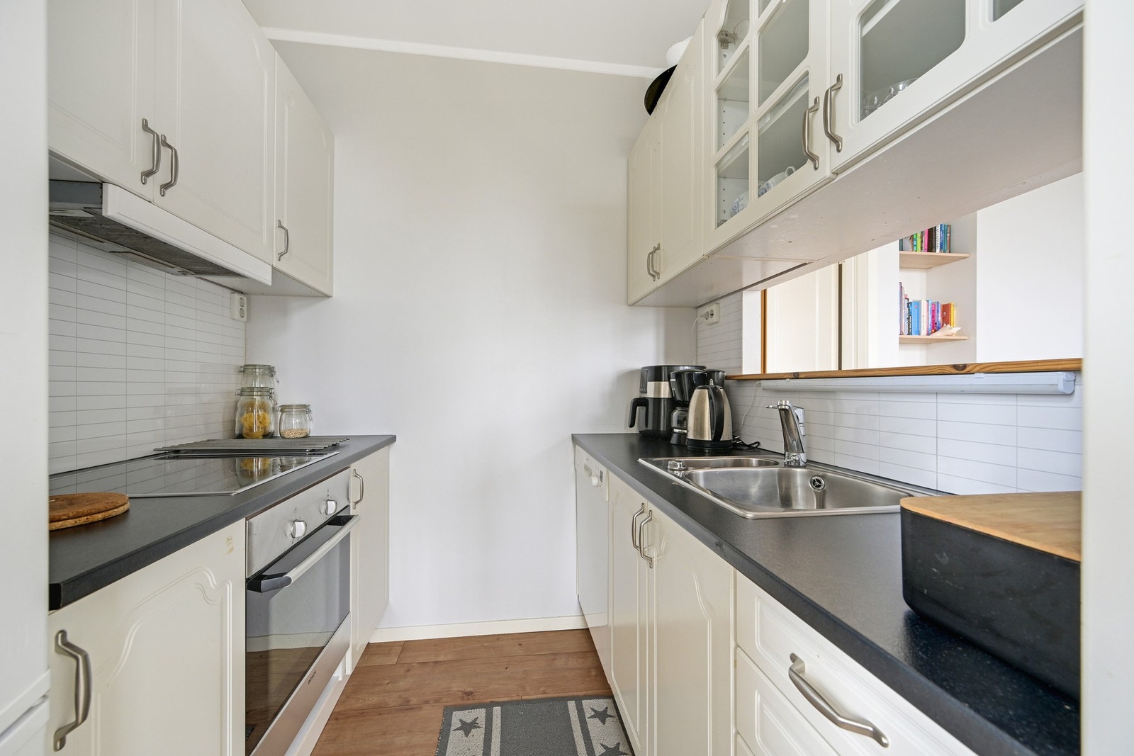 Kjøkken med lys, profilert innredning og bra med benkeplass Galleribilde