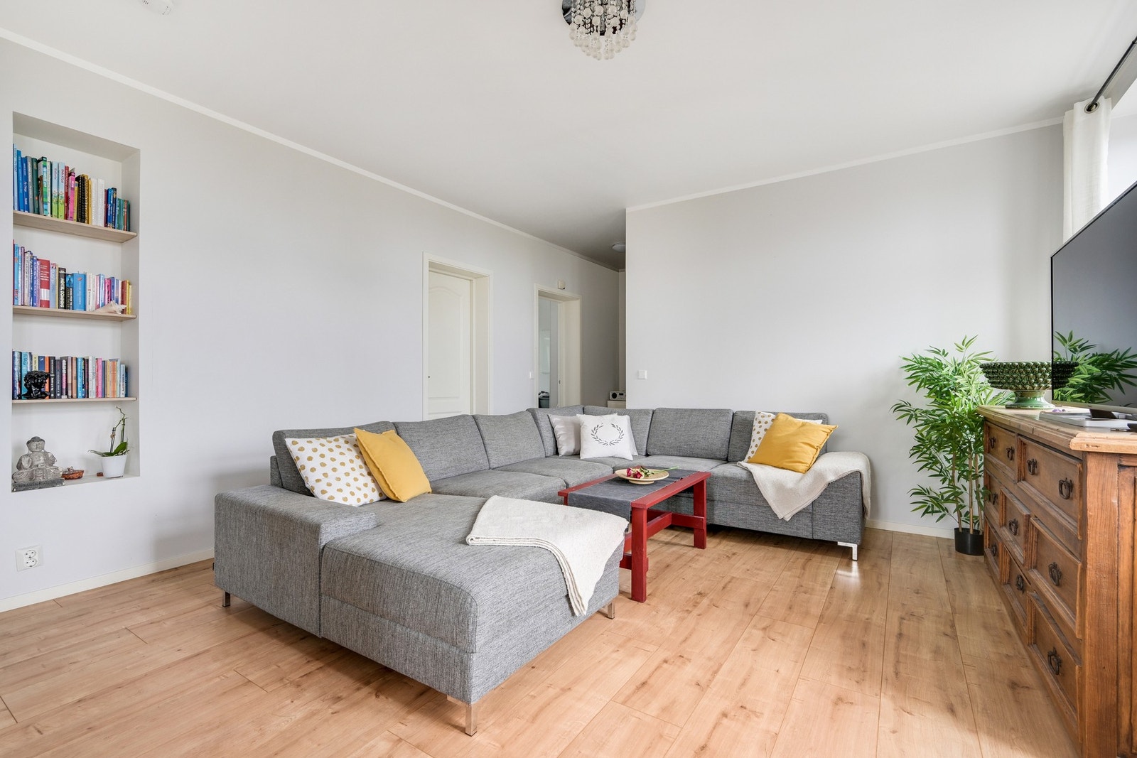 Innebygd bokhylle og store vindusflater mot fjorden Galleribilde