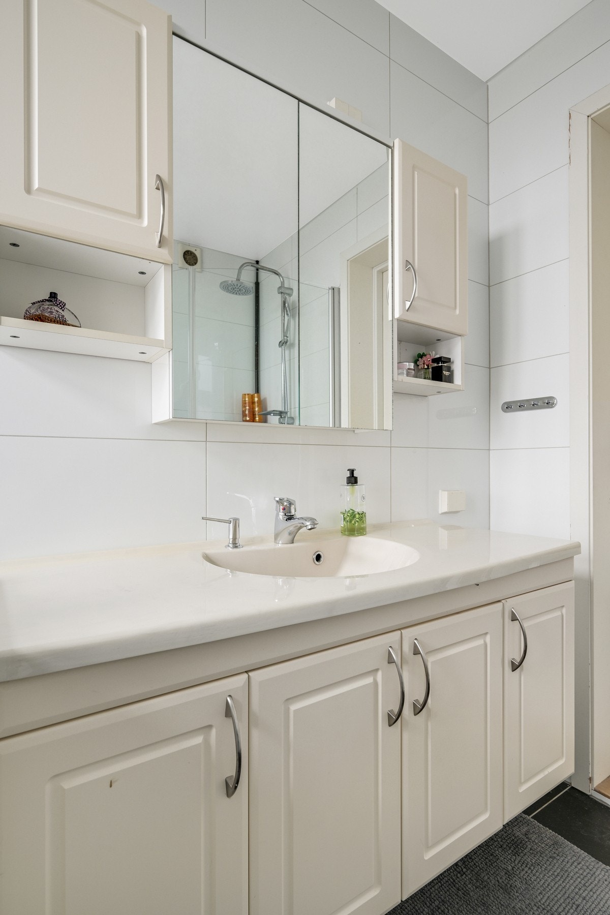 Bra med skapplass på badet Galleribilde