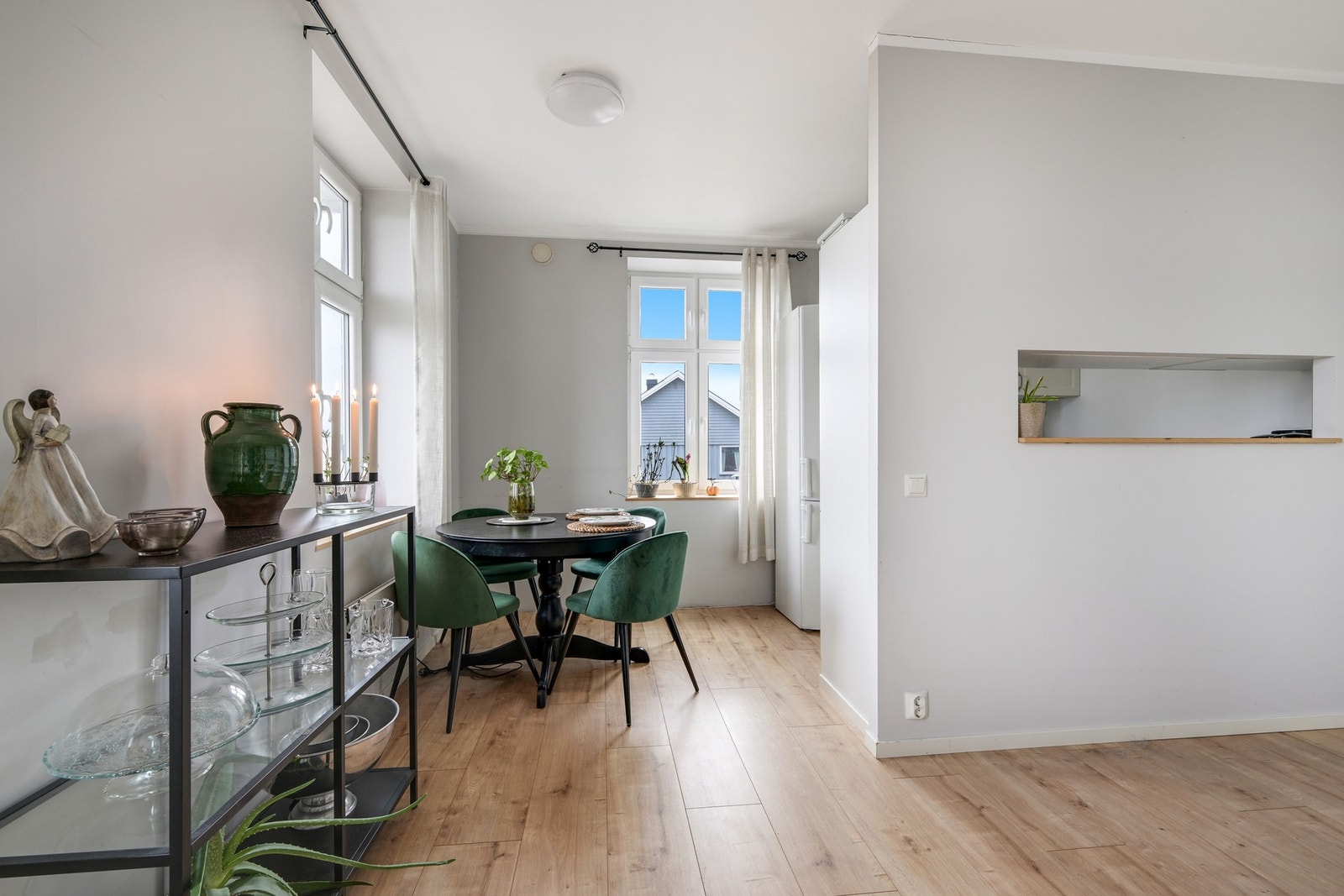 Kjøkkenet til høyre og åpen løsning til spisestua Galleribilde