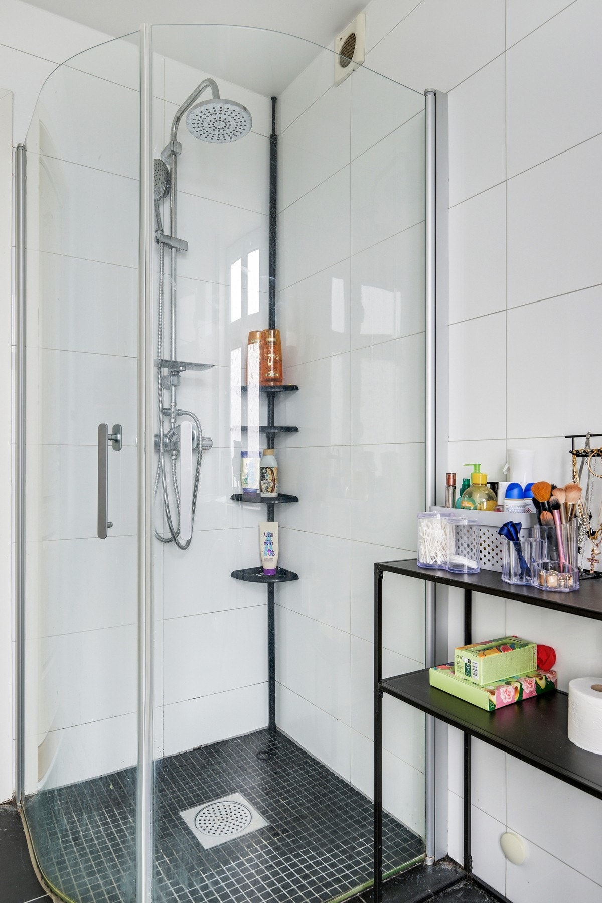 Dusjhjørne med regnfall dusj Galleribilde