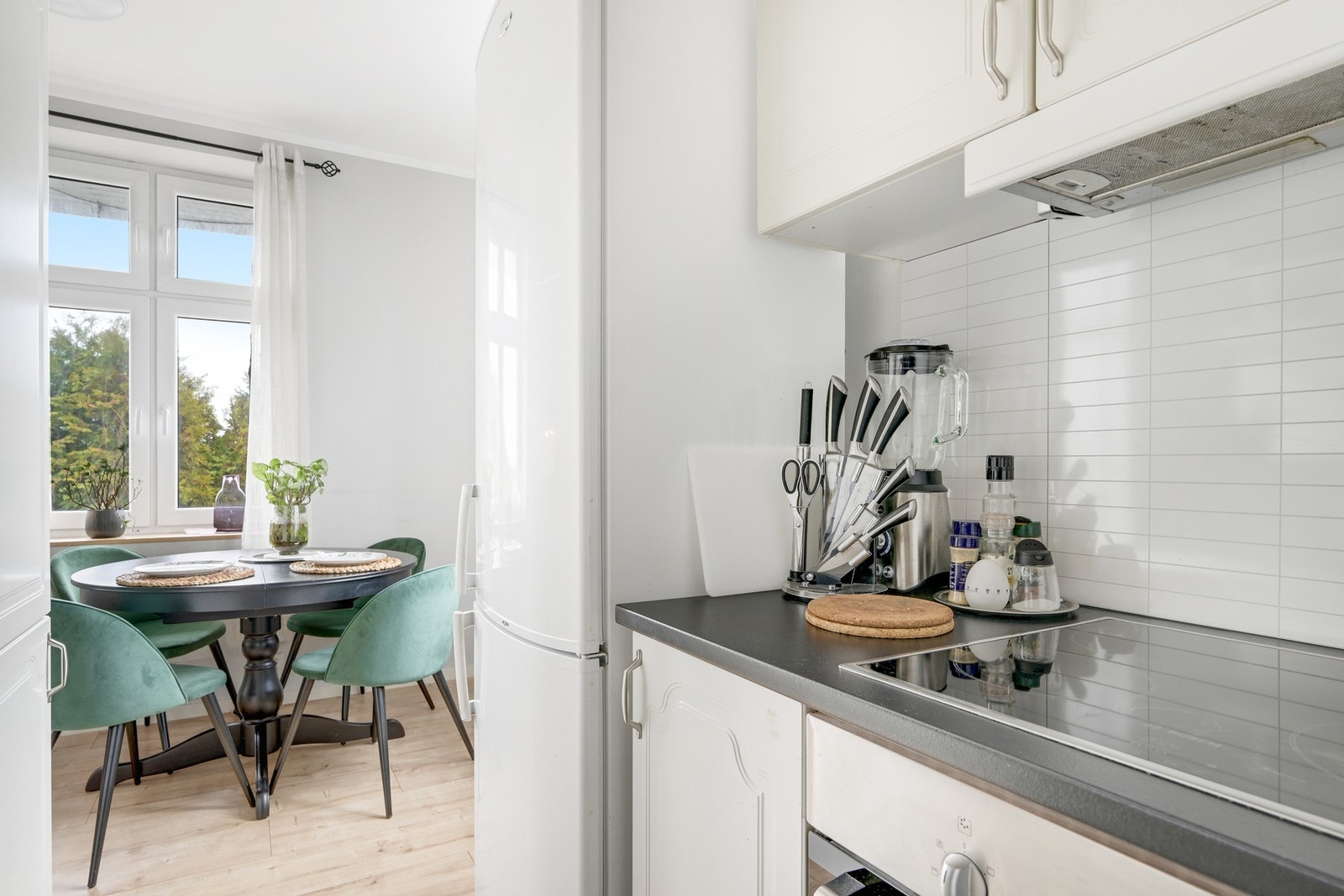 Kort vei fra spisestua og inn til kjøkkenet Galleribilde