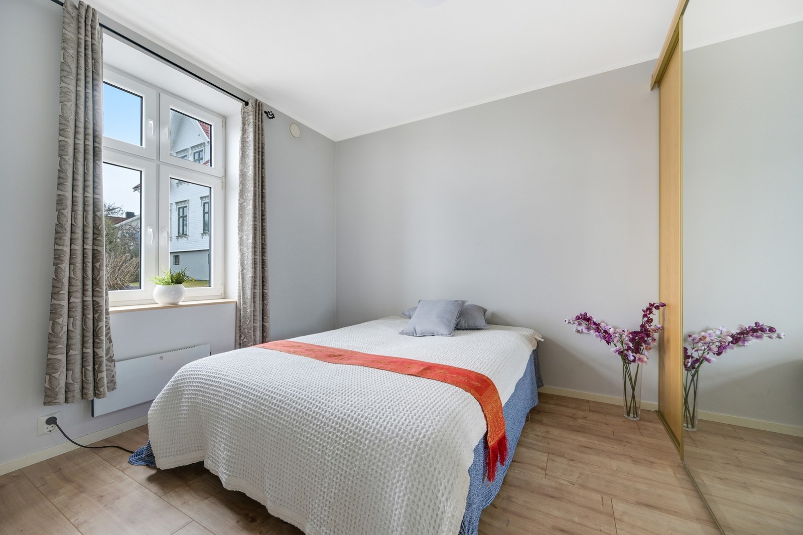 Leiligheten har to soverom - dette er hovedsoverommet Galleribilde