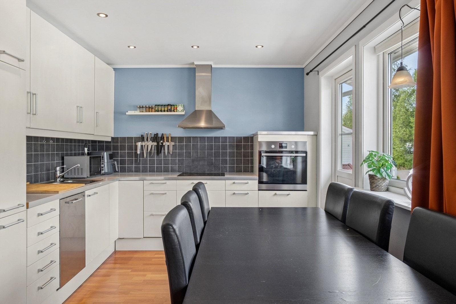 Det er god plass til spisebord på kjøkkenet Galleribilde