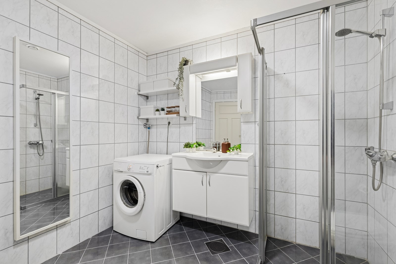 Badet er oppført med fliser på vegg og gulv hvor det også er lagt elektrisk varme. Galleribilde