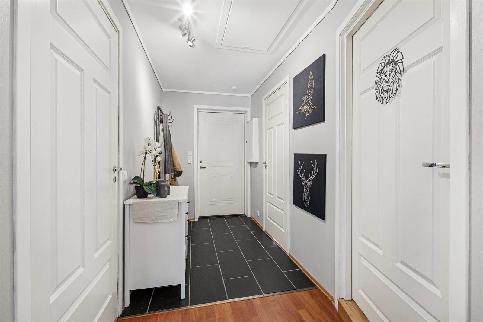 Det er flislagt entré med hvor det også er gulvvarme. Galleribilde