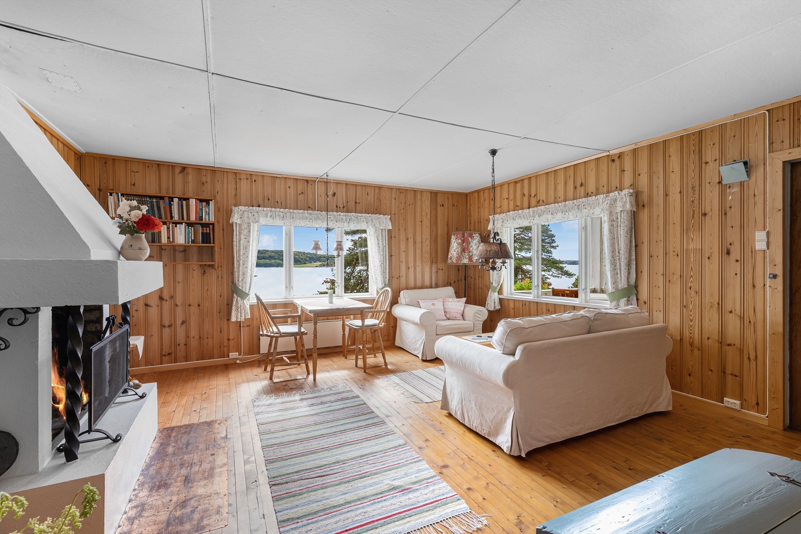 Hytta har inngang fra verandaen til en stue i tradisjonell stil med vinduer som gir fint innslipp av dagslys. Galleribilde