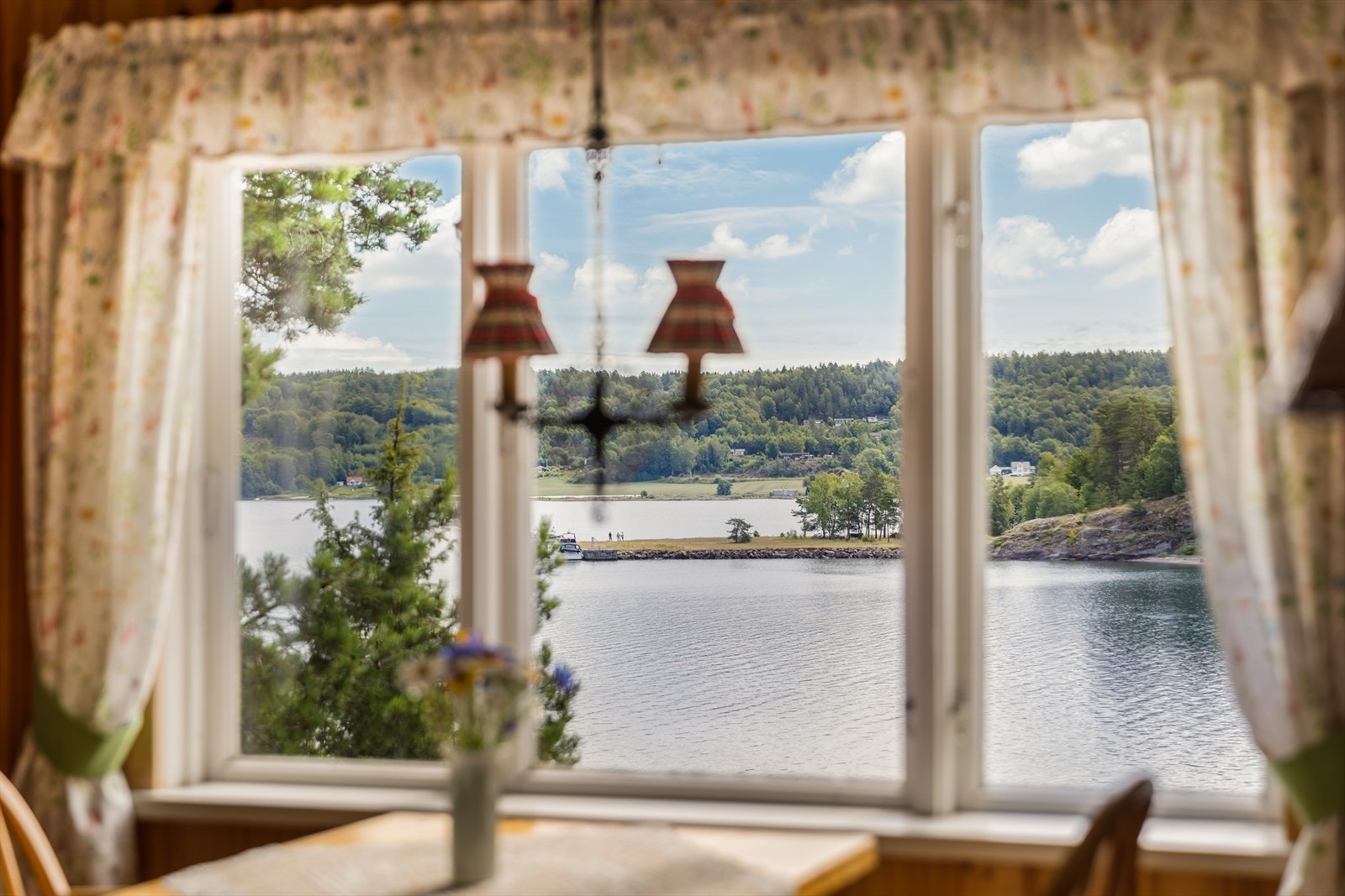 Vinduene i stuen trekker visuelt utsikten inn i rommet. Galleribilde