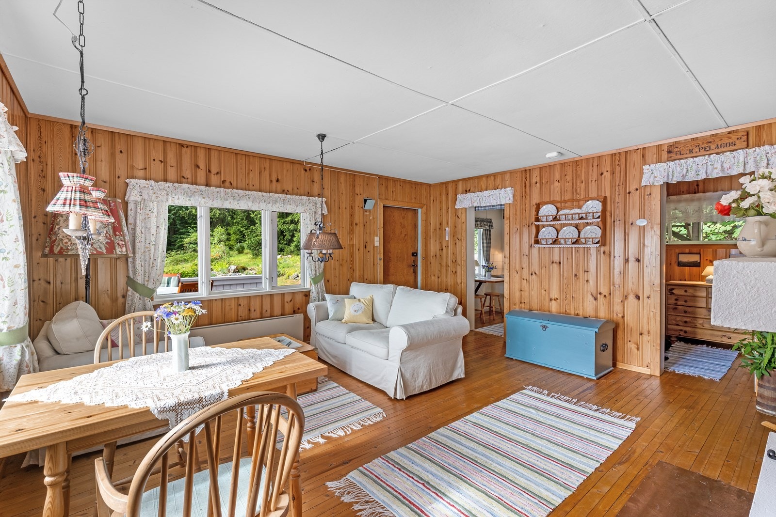 Stua har plass til sofamøblement og spisebord, og er et sosialt rom for måltider, sofahygge og spillkvelder. Galleribilde