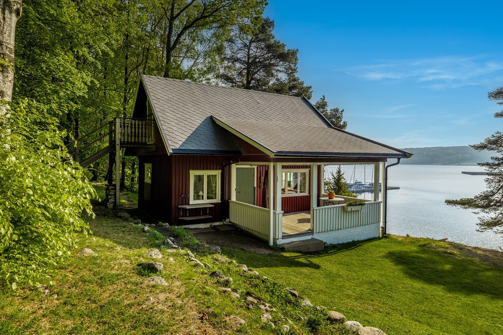 Tomten vender mot forskjellige himmelretninger, så solen kan nytes gjennom hele dagen. Galleribilde