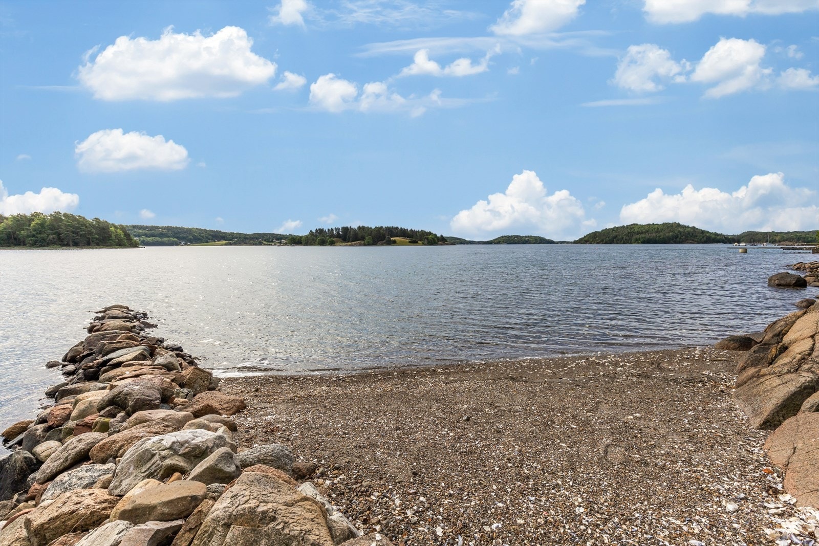 Utsikten er idyllisk utover Melsombukta og Tønsbergfjorden. Galleribilde