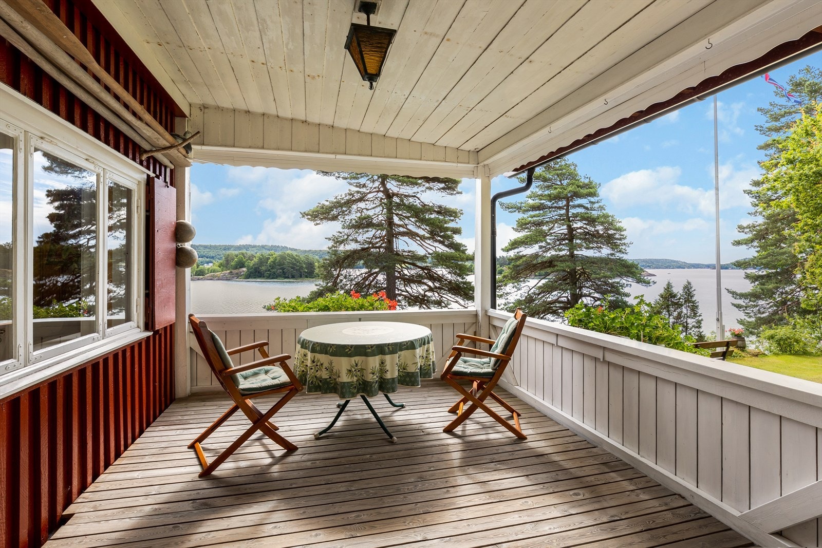 Verandaen er overbygd slik at utvendig hygge også kan tilbringes på dager med yr i luften. Galleribilde