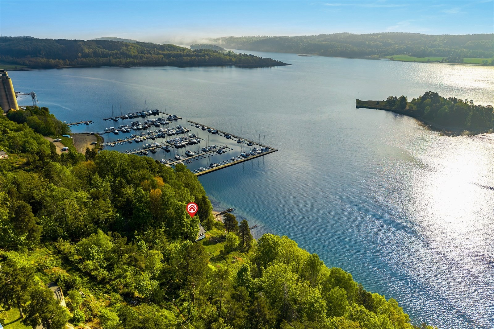 Melsomvik har sjarmerende bebyggelse i smale gater, og er et sommerparadis med sandstrender og glattskurte svaberg. Galleribilde
