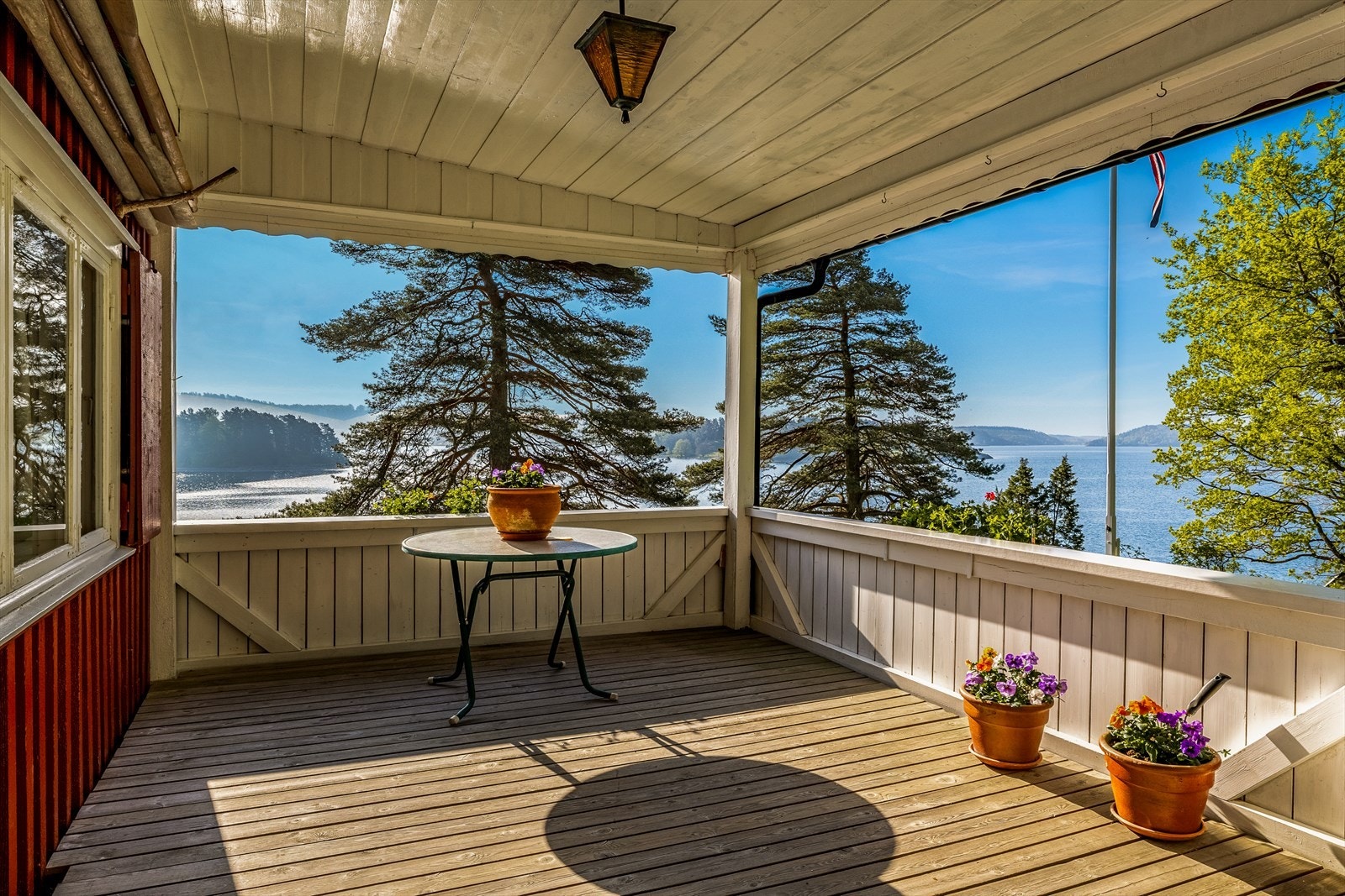 Verandaen er overbygd slik at utvendig hygge også kan tilbringes på dager med yr i luften. Galleribilde