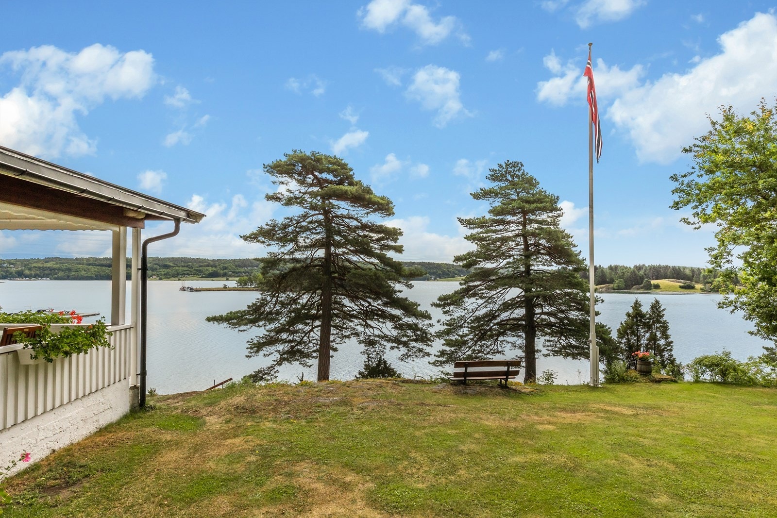 Tomten vender mot forskjellige himmelretninger, så solen kan nytes gjennom hele dagen. Galleribilde