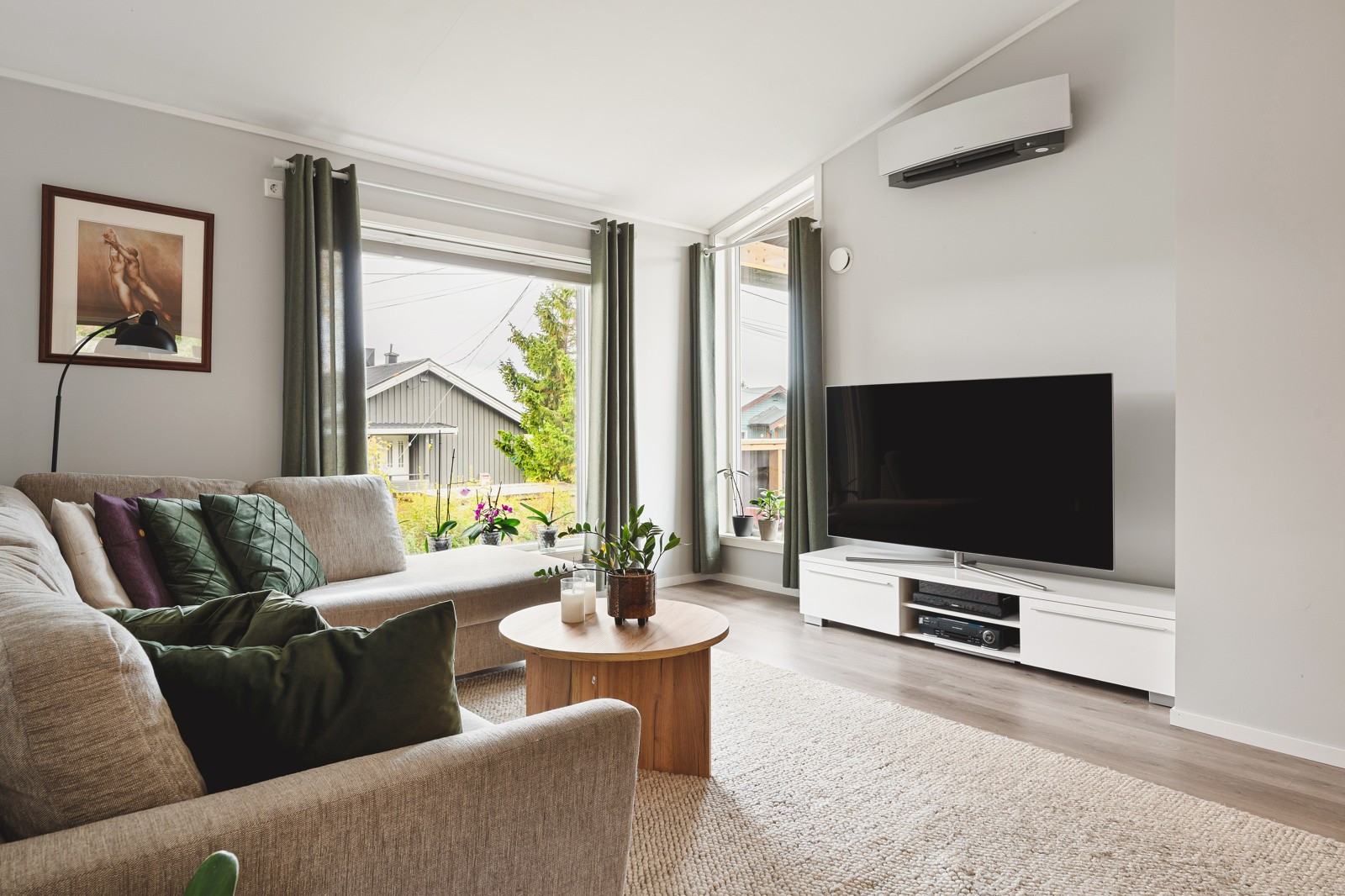 Lys og luftig stue med god takhøyde og store vindusflater - Varmepumpe fra Daikin montert.