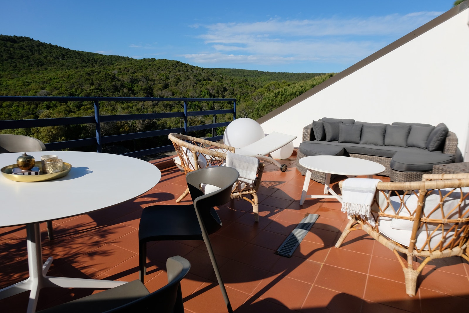 Foto 17.05 2025. God plass for mange på terrassen. Galleribilde