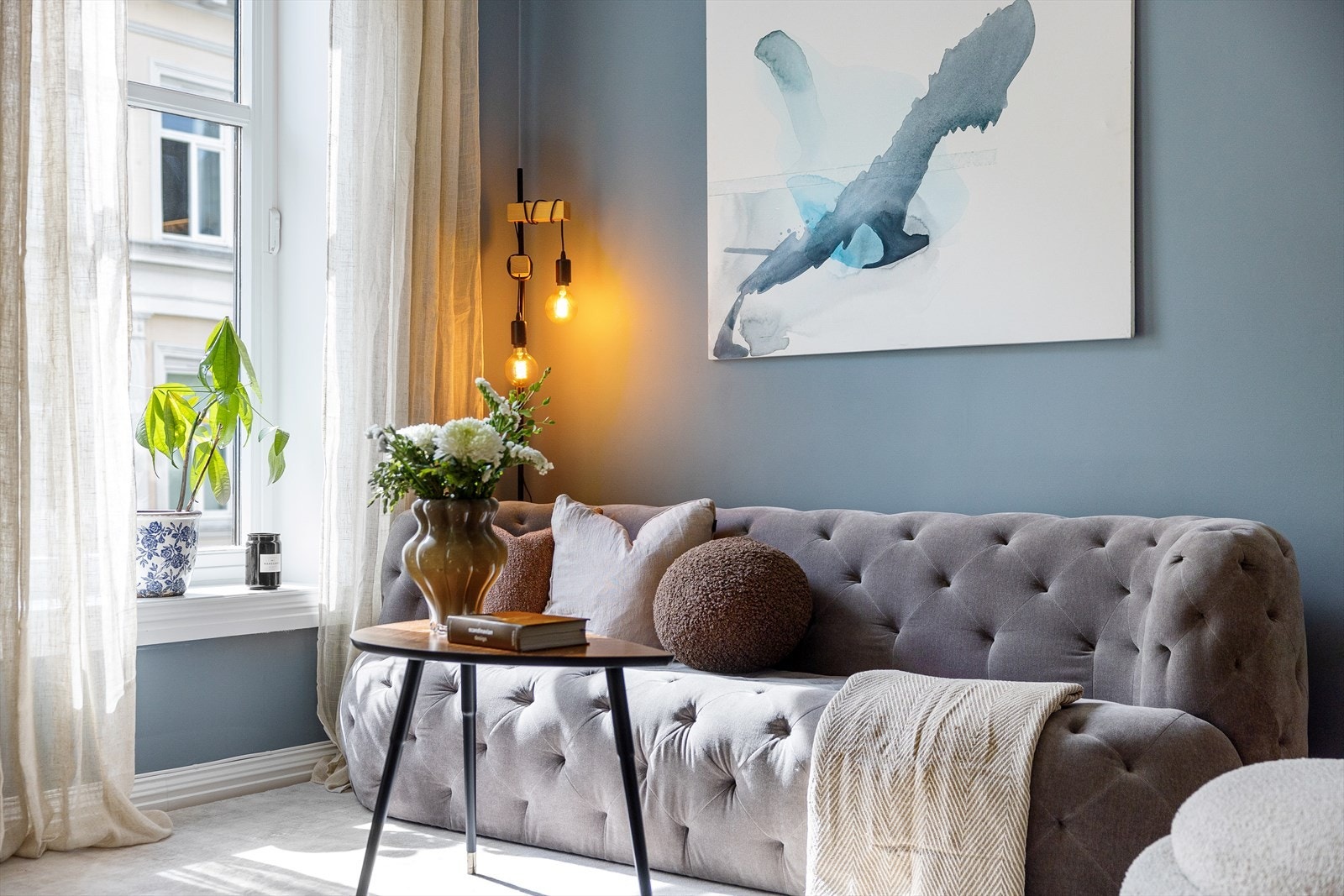 Optimale lysforhold med store og dype vinduer. Galleribilde