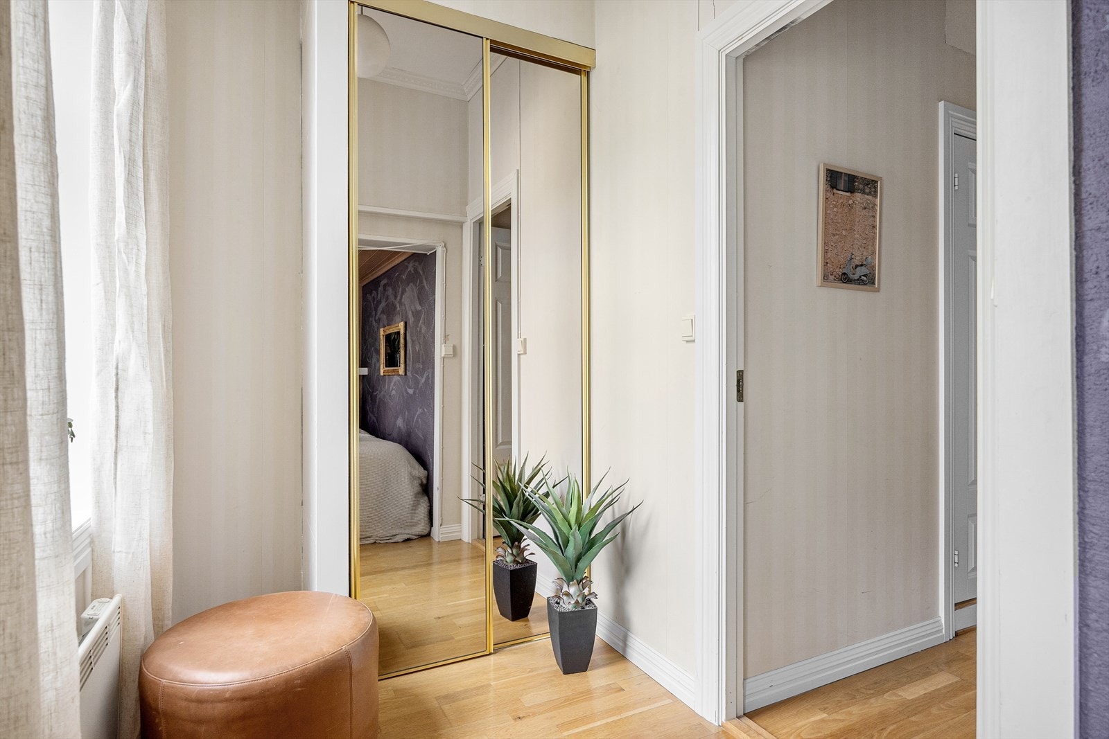 Skyvedørsgarderobe med speilfronter. Galleribilde