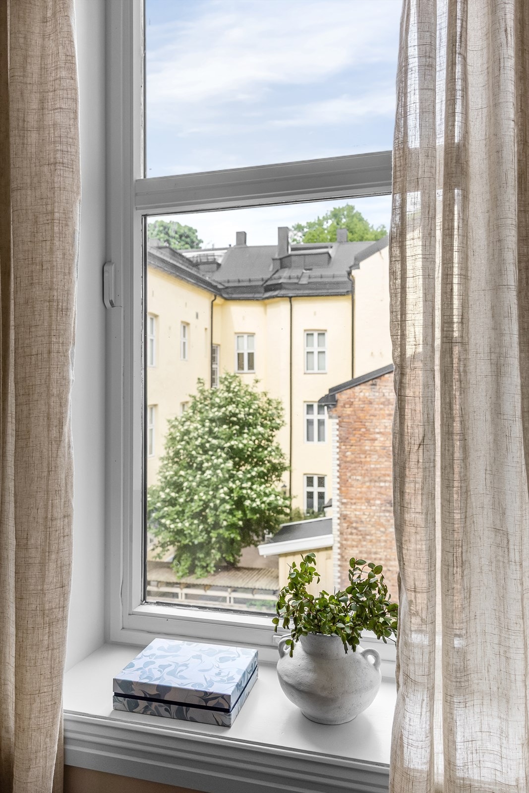Utsyn mot trivelig og fredelig bakgård. Galleribilde