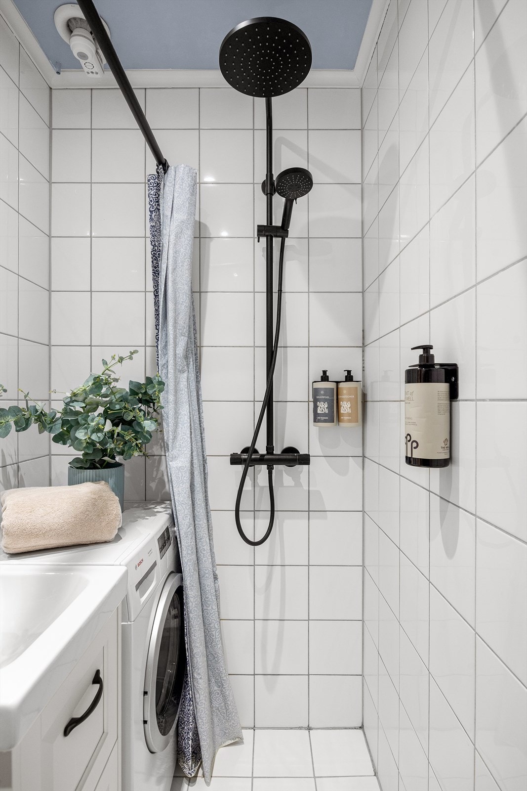 På badet er det opplegg for vaskemaskin. Galleribilde