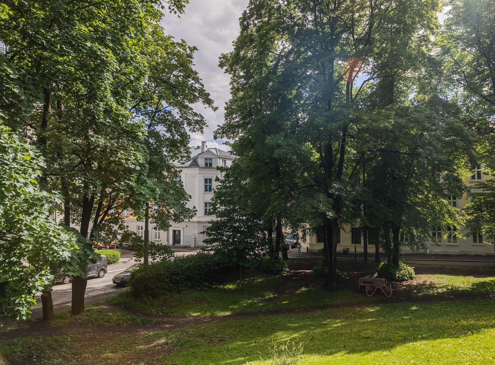 Her er det benker og flott terreng for en avslappende lunsj, soling og sosiale sommerkvelder. Galleribilde