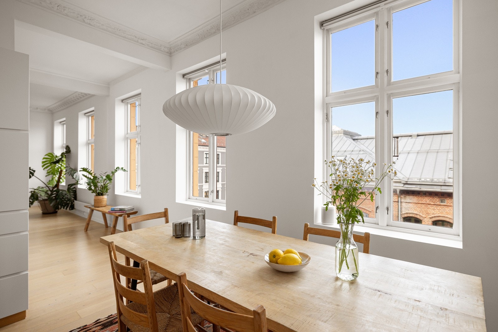 Alle vinduene i leiligheten har fine brede vinduskarmer som er perfekte for planter og dekor. Galleribilde