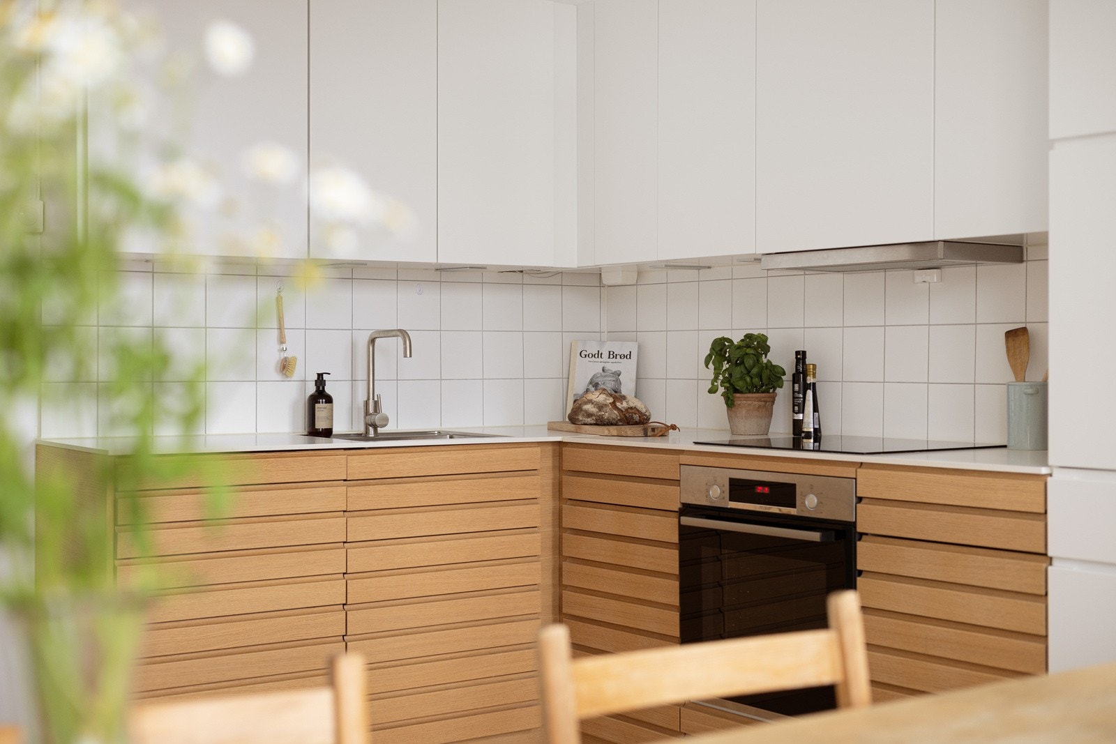 Tidsriktig og flott Kvik-kjøkken fra 2019 med god skap- og benkeplass. Innredningen har en nydelig kombinasjon av trespiler og glatte hvite overskap. Påkostet benkeplate av lys kompositt med underlimt oppvaskkum. Galleribilde