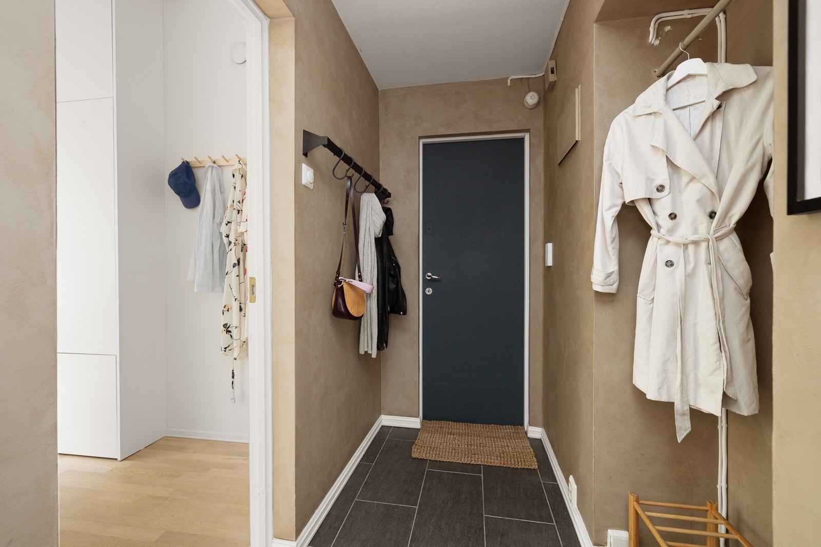 Du ønskes velkommen inn i en innbydende og praktisk entré. God standard med mørke fliser på gulv, glatte overflater malt i en fin varm farge og downlights i himlingen. Galleribilde