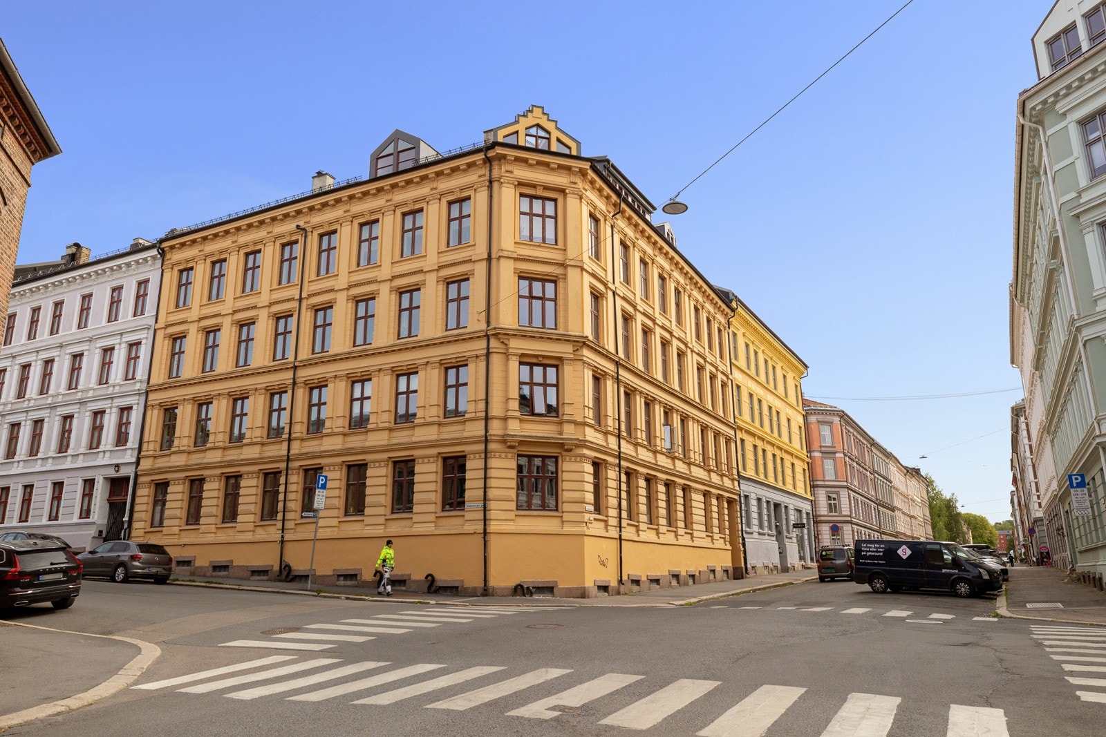 Attraktiv beliggenhet på øvre Grünerløkka, like ved Birkelunden. Her bor du tilbaketrukket og rolig, samtidig som du har alt av begivenheter, parker og utesteder omtrent rett utenfor døren. Galleribilde