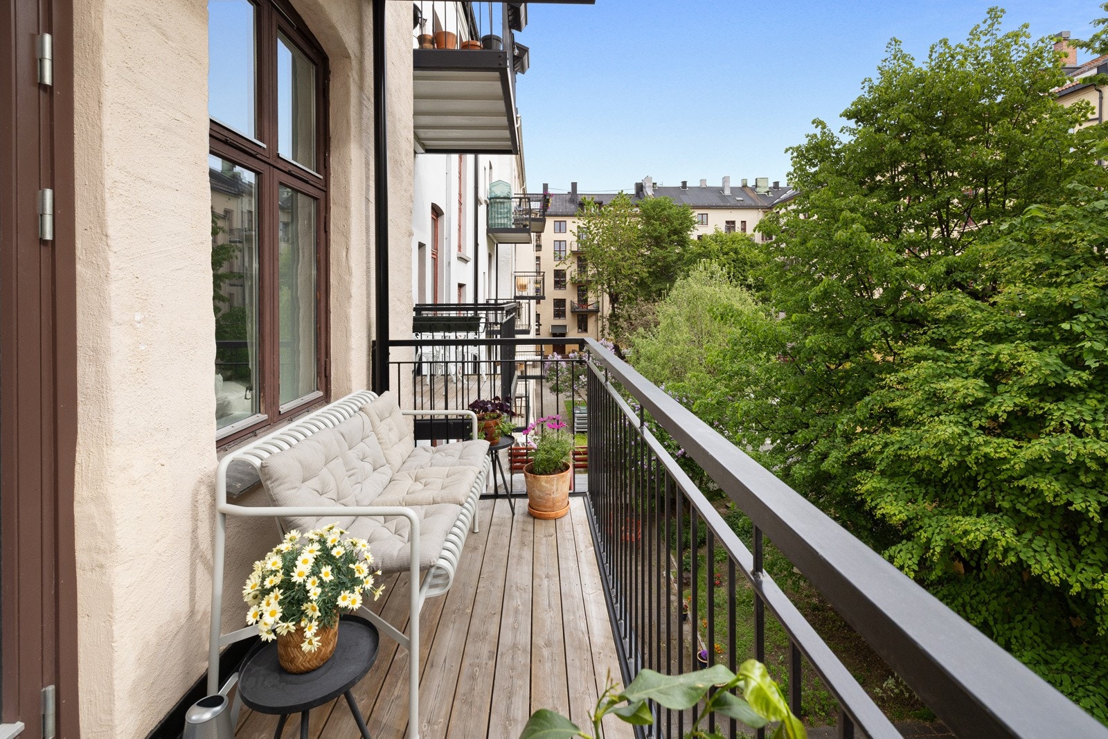 Balkongen er overbygget, har terrassebord på gulv og plass til sittegruppe etter eget ønske og behov. Galleribilde