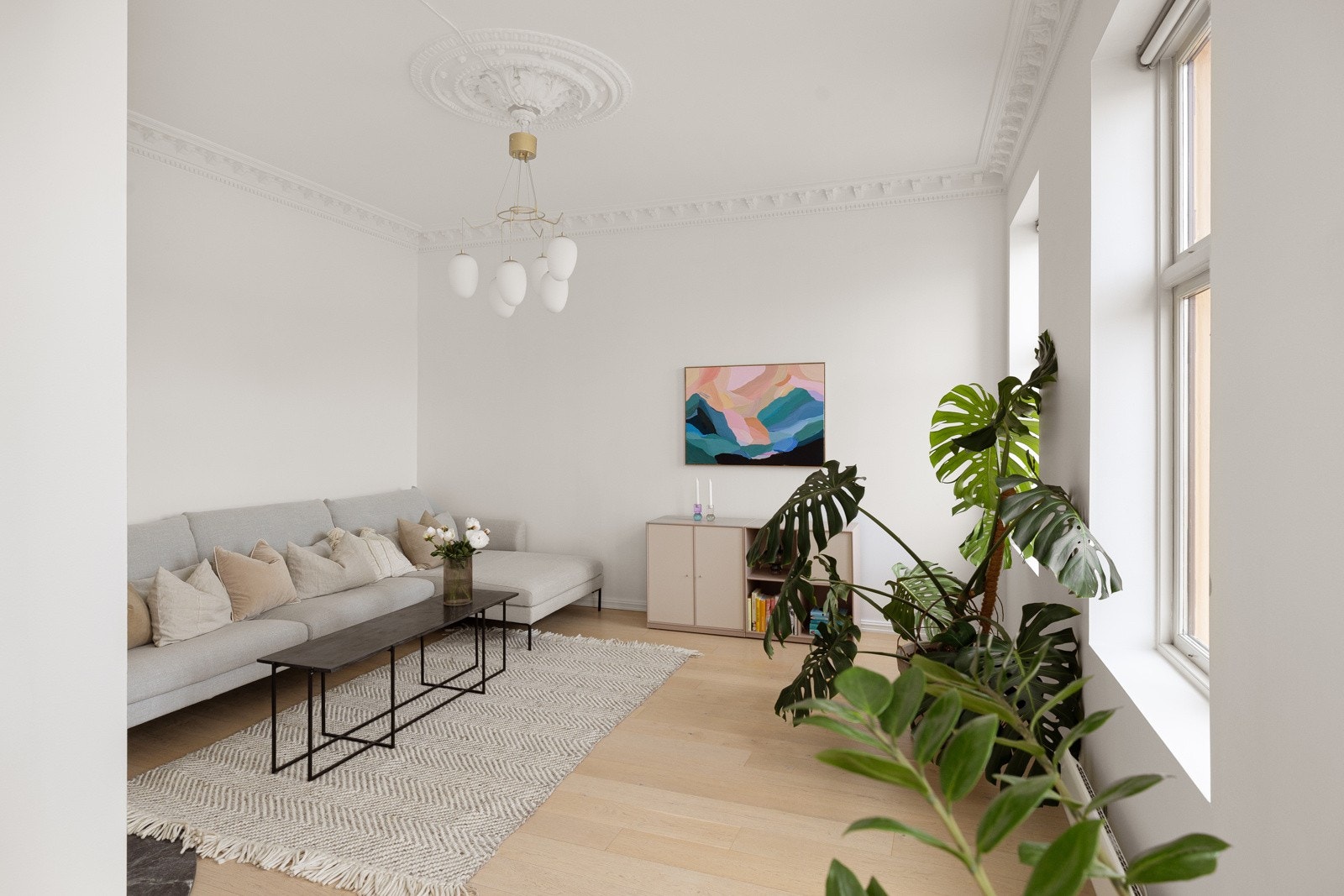 Stuen er det naturlige oppholdsrommet i leiligheten, og er et stort, lyst og fint rom. God standard med lys enstavs parkett på gulv og glatte lysmalte overflater. Galleribilde