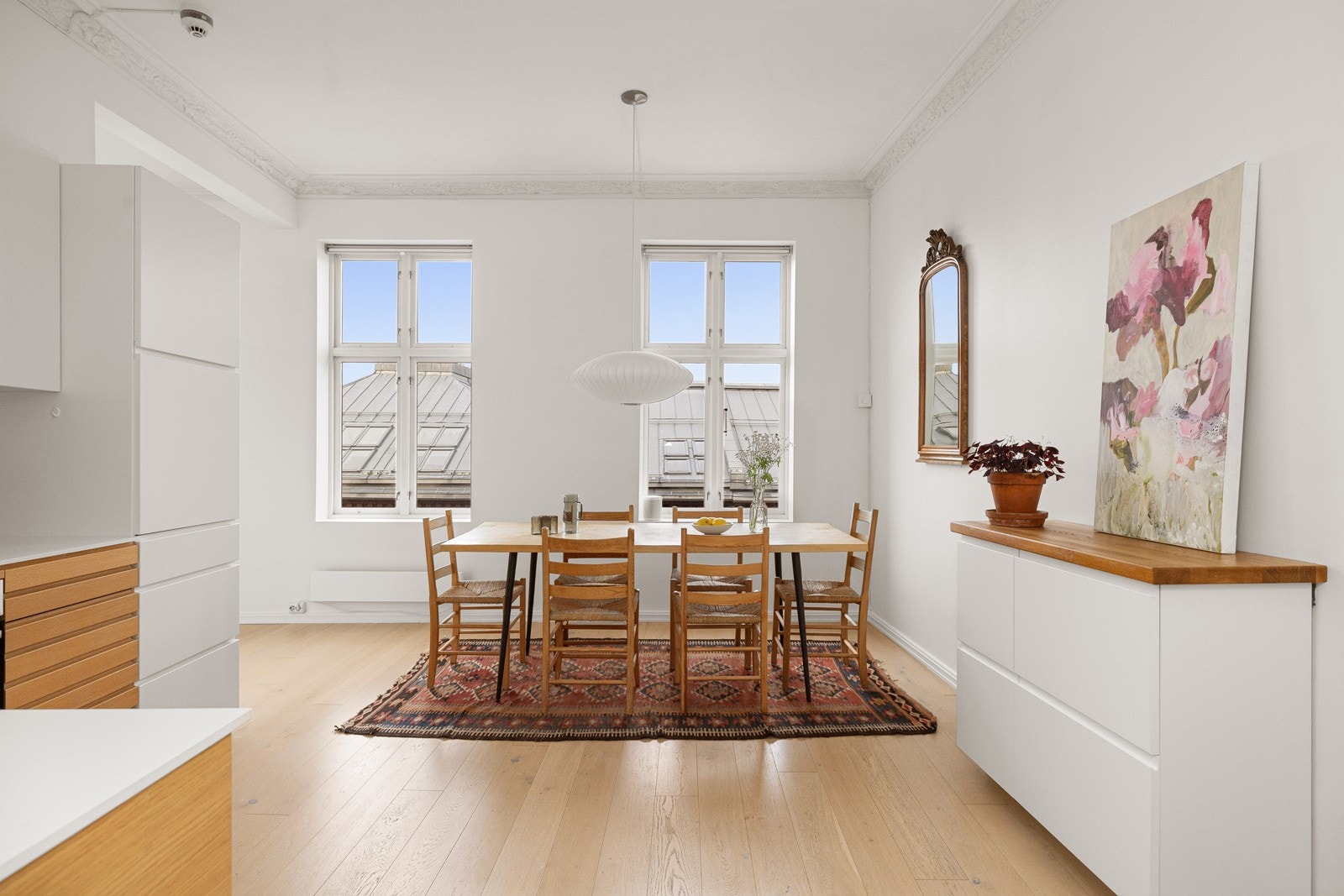 God standard med lys enstavs parkett på gulv, glatte lysmalte overflater og klassisk stukkatur i himlingen. To store vindusflater slipper inn rikelig med naturlig lys, og det er god takhøyde som gir en luftig romfølelse. Galleribilde