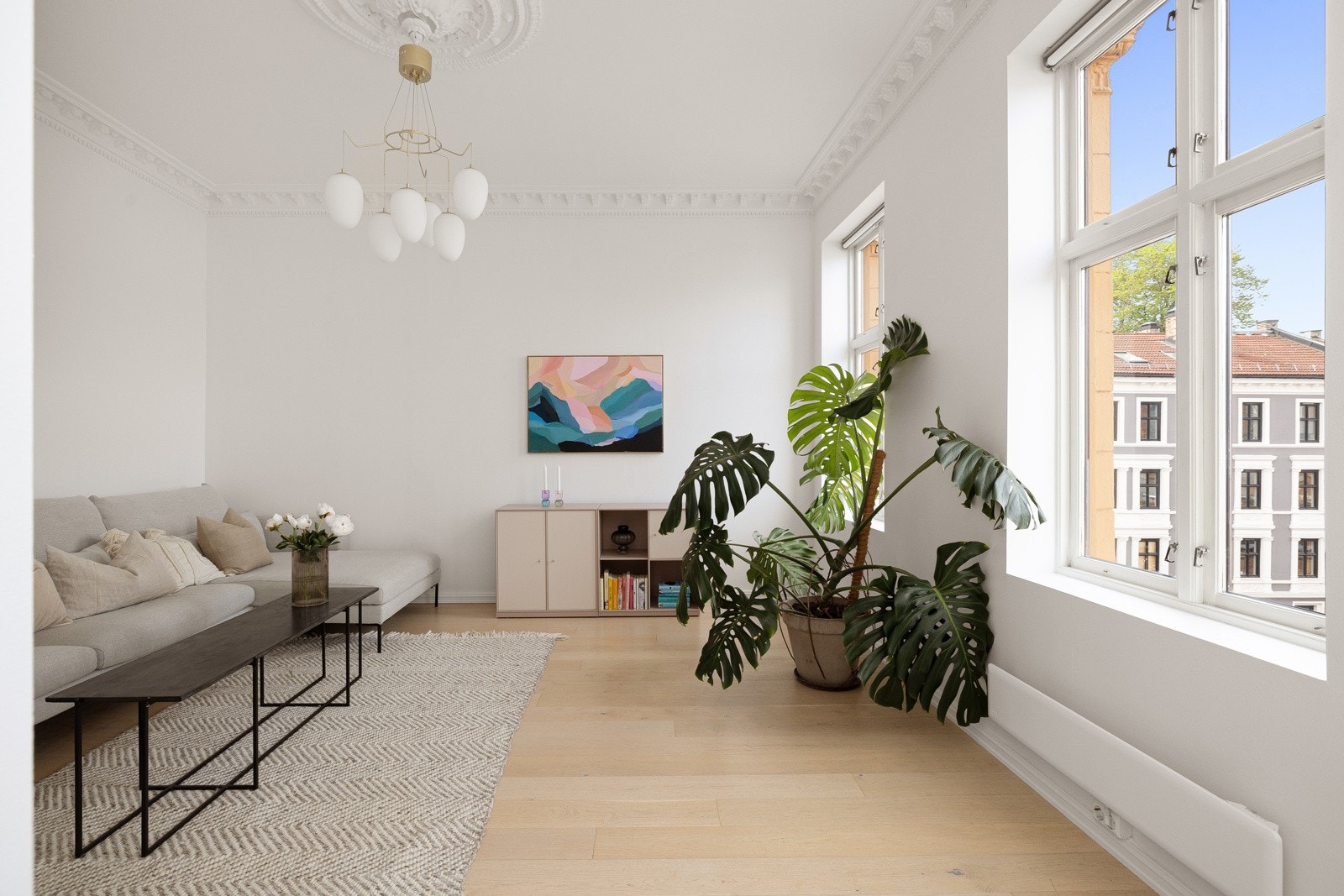 Stuen er romslig med god plass til sofagruppe med salongbord, tv-benk og annet ønskelig møblement. Både TV/bredbånd fra Global Connect og varmtvann er inkludert i felleskostnadene. Galleribilde